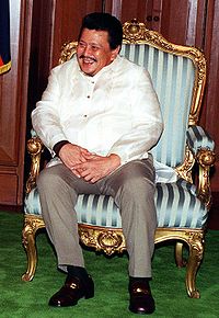 https://upload.wikimedia.org/wikipedia/commons/thumb/6/63/Joseph_Estrada_1998.jpg/200px-Joseph_Estrada_1998.jpg